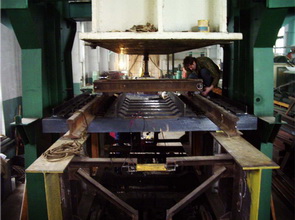 Этап испытания  собранной решетки  из композитных брусьев  на смоделированном  металлическом пролете моста.