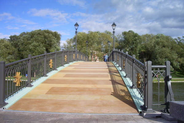 Pedestrian bridge in recreation zone of Tsaritsyno Ponds (bridge 2)