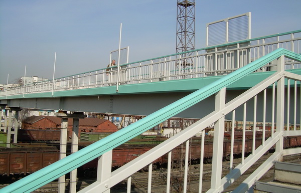 Pedestrian bridge over the platform Depot