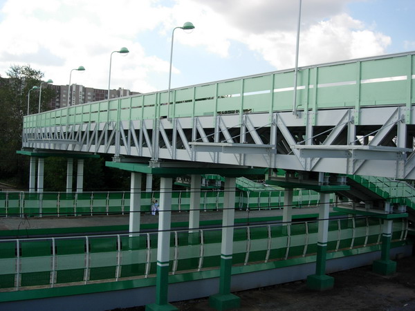 Pedestrian bridge over the platform Kosino