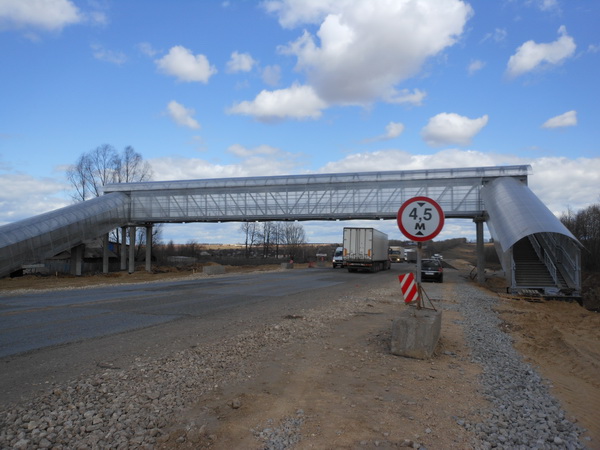 The span of the pedestrian crossing at the 617 km of the -7 Volga Highway in Chuvashia was installed.